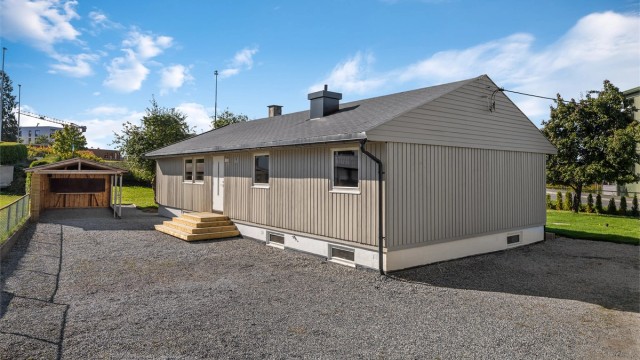 Carport på ca. 20 m² med installert elbillader.