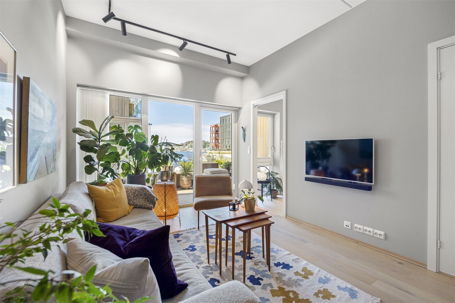 Nydelig utsikt fra stue og kjøkken