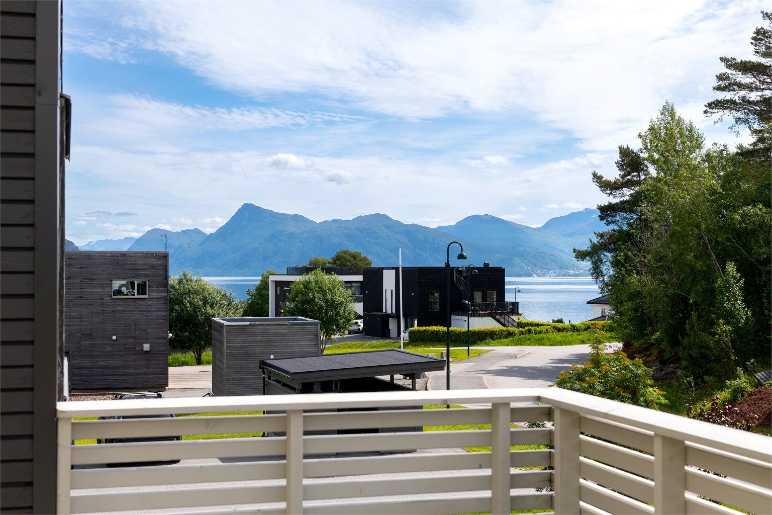 Fra leiligheten er det flott utsikt over fjorden og fjellene.