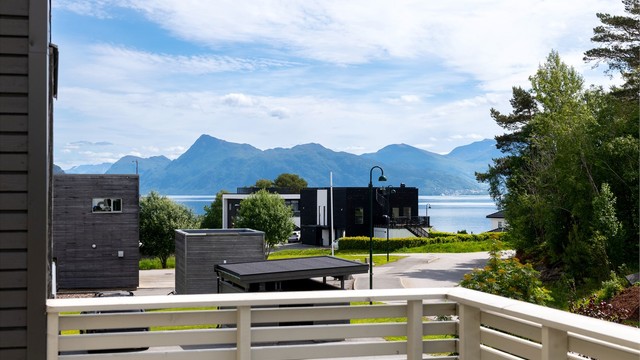 Fra leiligheten er det flott utsikt over fjorden og fjellene.