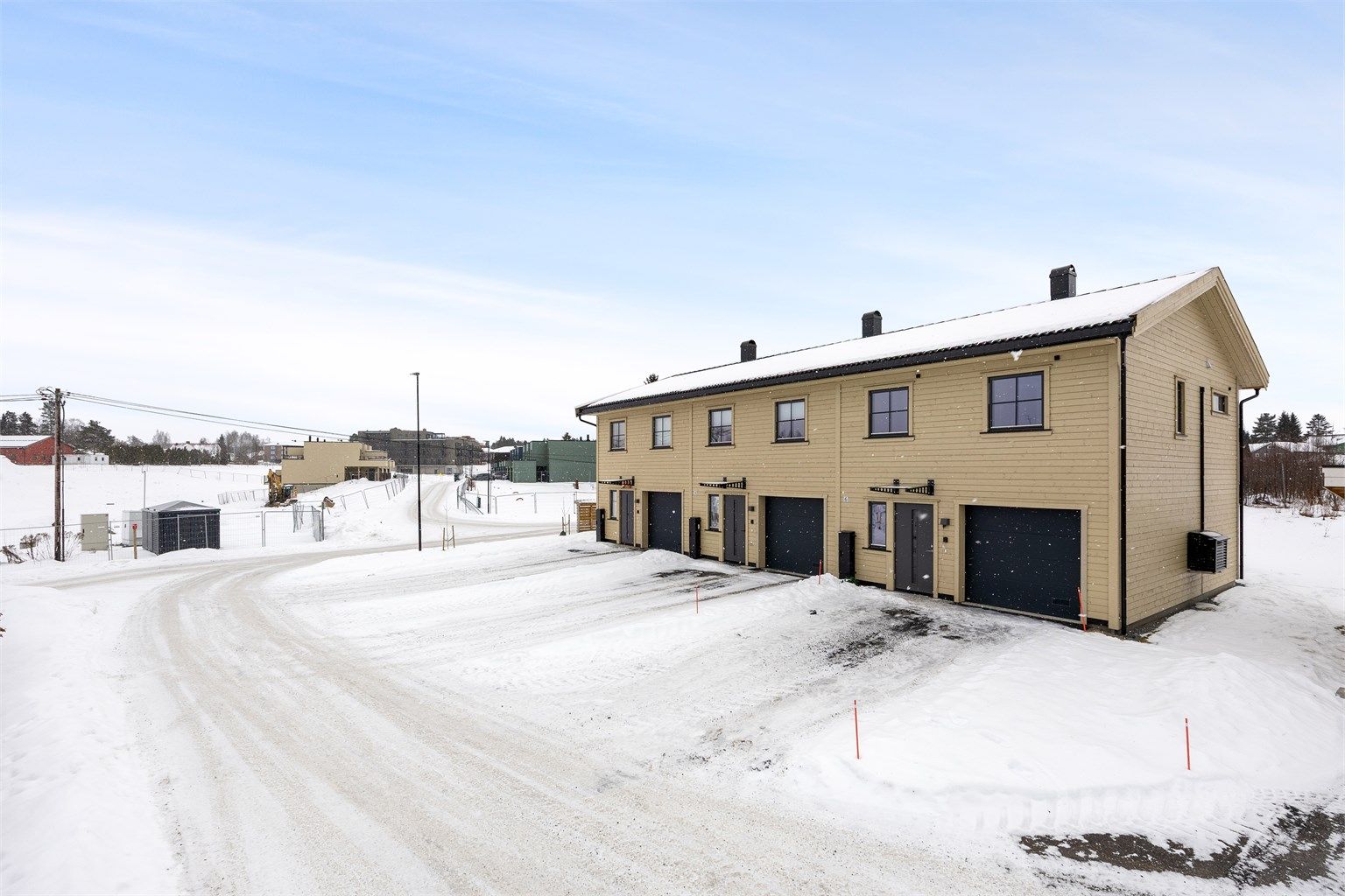 Velkommen til Langryggen 6, et moderne enderekkehus fra 2024 i et barnevennlig område.