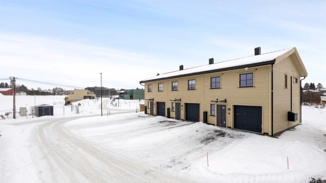 Velkommen til Langryggen 6, et moderne enderekkehus fra 2024 i et barnevennlig område.