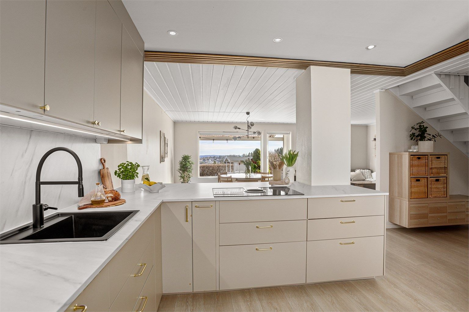 Kjøkkenet ligget i en åpen løsning til stuen og tilbyr rikelig med både skap- og benkeplass