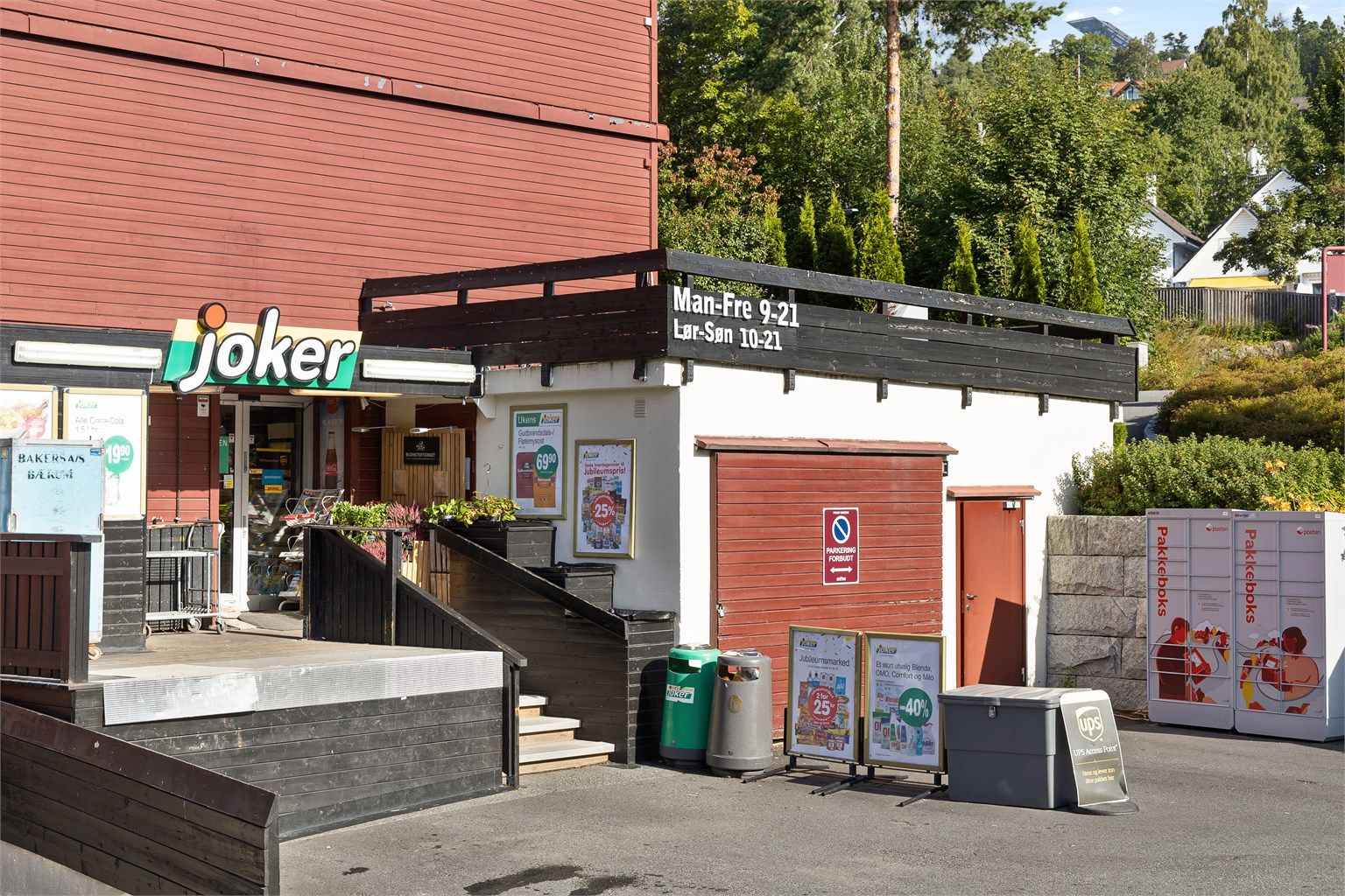 Hverdagslogistikken er enkel med en søndagsåpen Joker i umiddelbar nærhet. Området er også godt tilknyttet offentlig transport, med busstopp i Krags vei tre minutter unna til fots.
