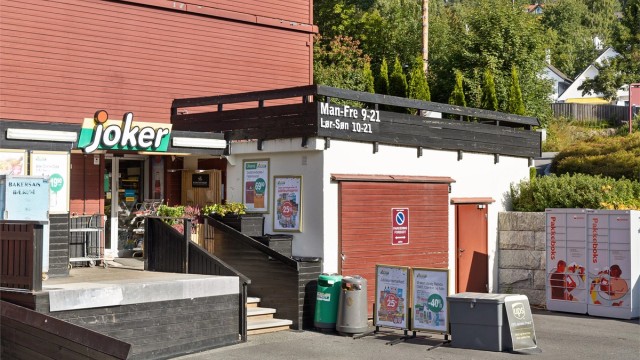 Hverdagslogistikken er enkel med en søndagsåpen Joker i umiddelbar nærhet. Området er også godt tilknyttet offentlig transport, med busstopp i Krags vei tre minutter unna til fots.