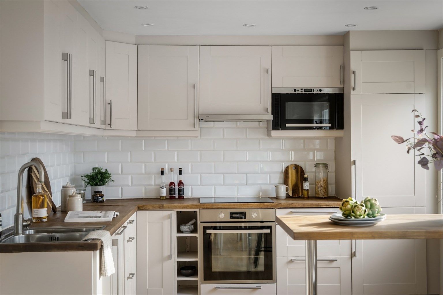 Leiligheten er holdt i lyse, delikate farger og har har en god planløsning