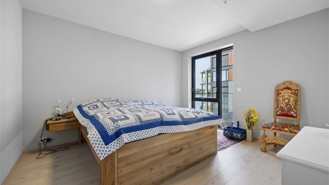 Hovedsoverom med god plass til dobbeltseng og garderobeløsning.