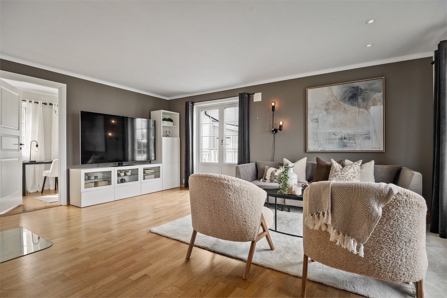 En klassisk etasjeovn gir både varme og atmosfære. En ny varmepumpe ble installert i 2025.