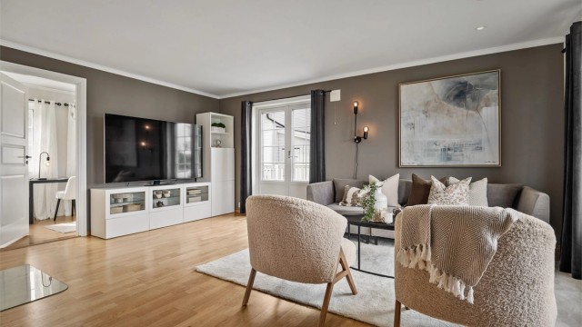 En klassisk etasjeovn gir både varme og atmosfære. En ny varmepumpe ble installert i 2025.