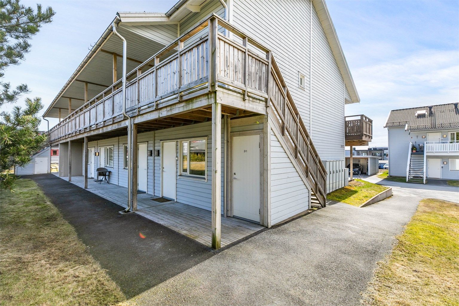 Det er meget enkel adkomst til leiligheten - helt uten trapper.
Boden under trappen til andre etasje disponeres av denne leiligheten.