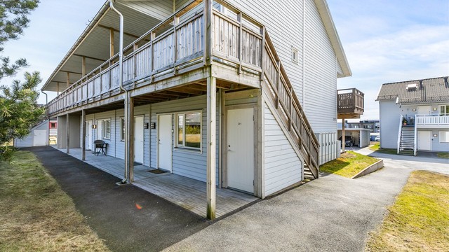 Det er meget enkel adkomst til leiligheten - helt uten trapper.
Boden under trappen til andre etasje disponeres av denne leiligheten.