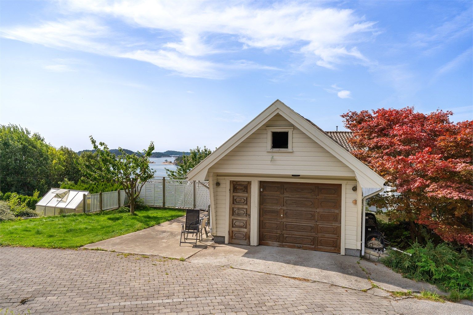 Tomten har garasje og ellers god biloppstillingsplass 