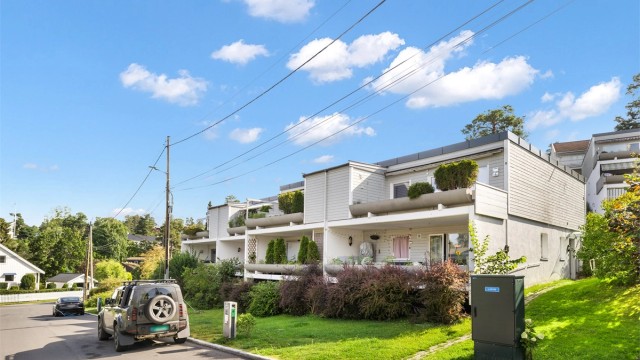 Velkommen til Furumoen 8C, en solrik, vestvendt og innholdsrik eierleilighet med trappefri adkomst og stor terrasse med fin utsikt.