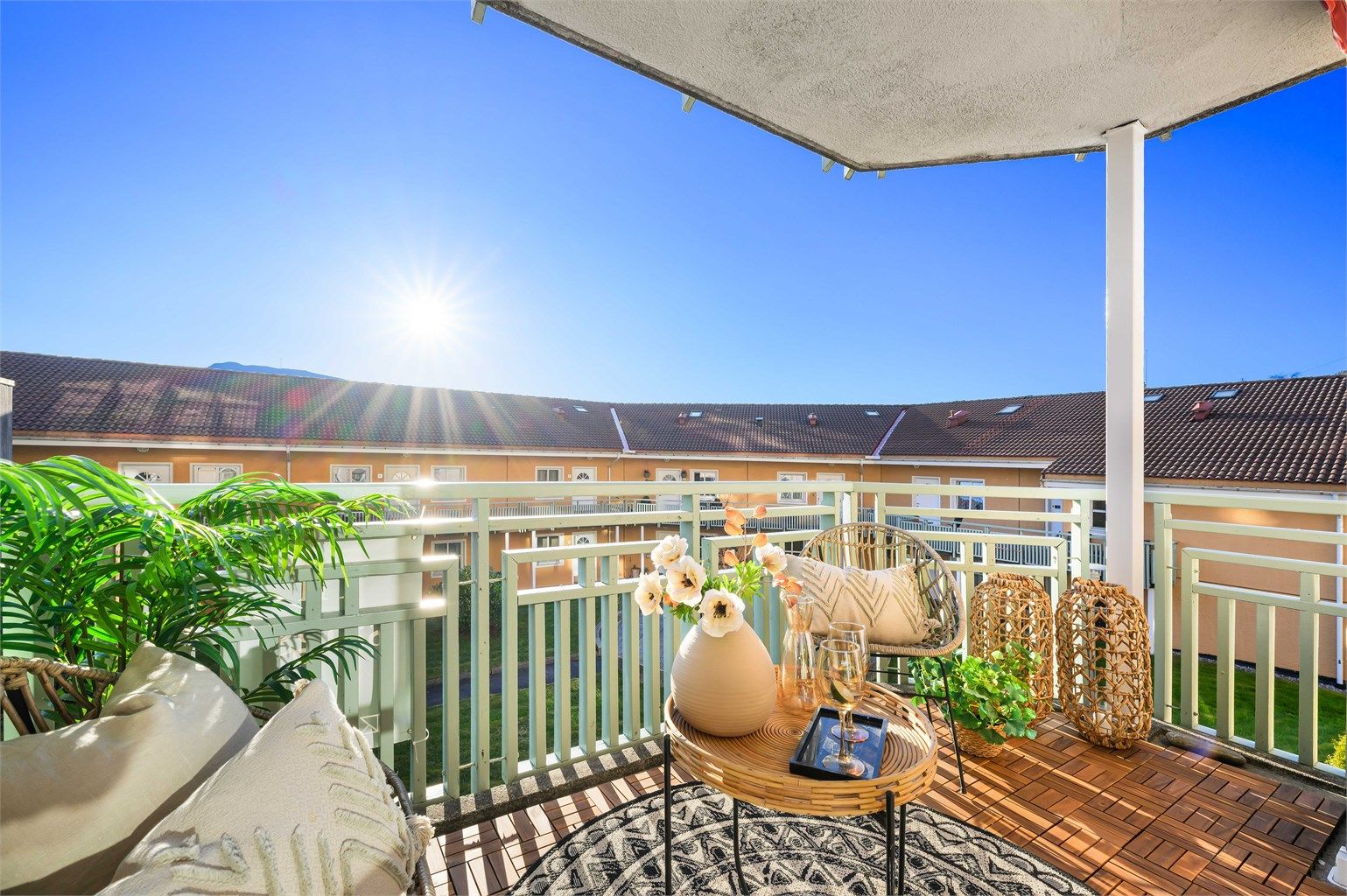 Verandaen har nytt dekke og sol fra ca 13-23 midtsommers. 