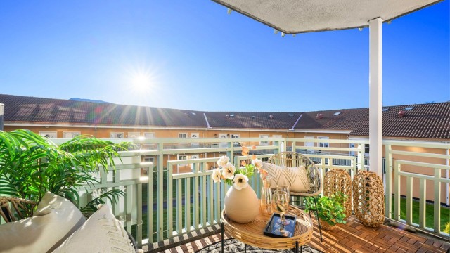Verandaen har nytt dekke og sol fra ca 13-23 midtsommers.