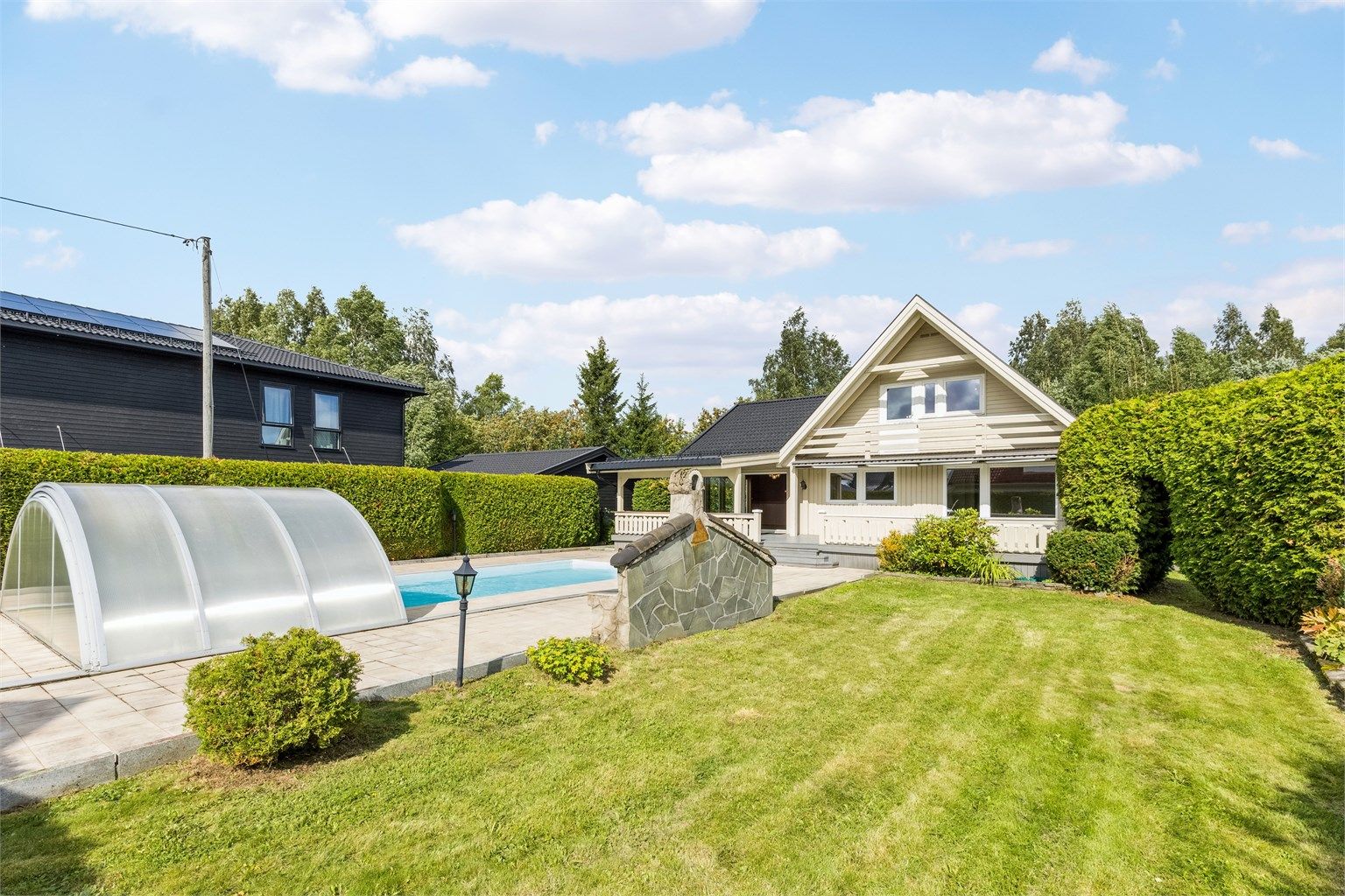 Eiendommen byr på god boltreplass for hele familien, med både terrasse, basseng og hage