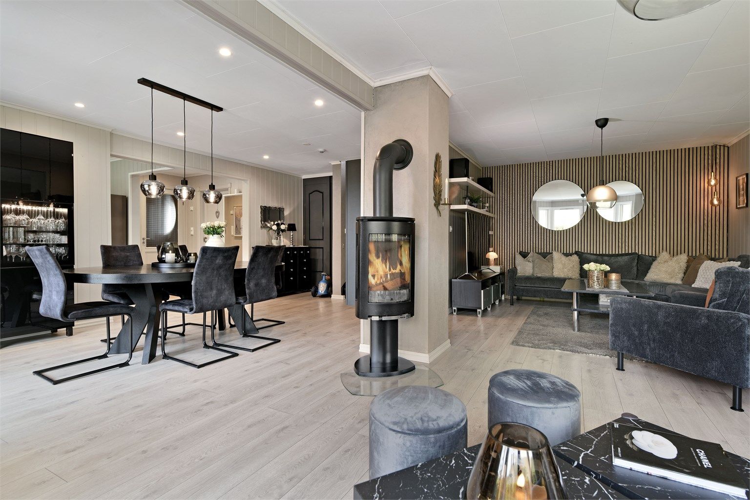 Stue 1 - downlights i himling - peisovn - god plass til spisebord, sofaløsning, m.m.