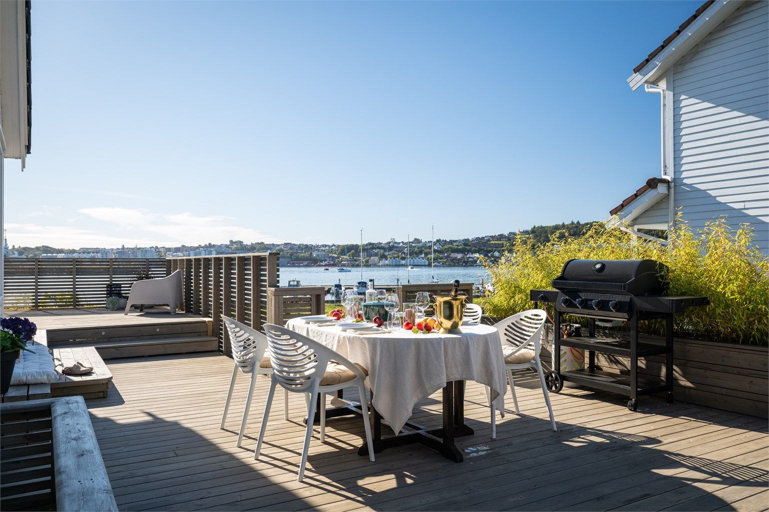 Terrasse mot sør og vest. Ypperlige solforhold. 