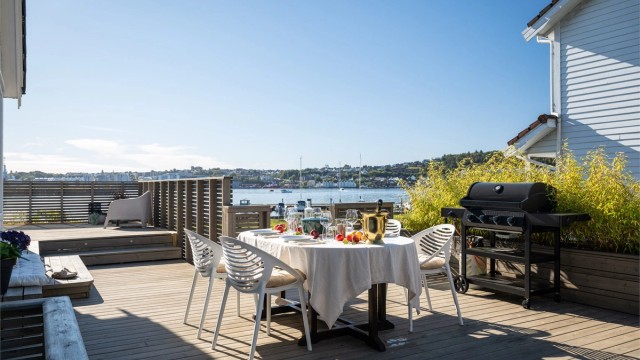 Terrasse mot sør og vest. Ypperlige solforhold.