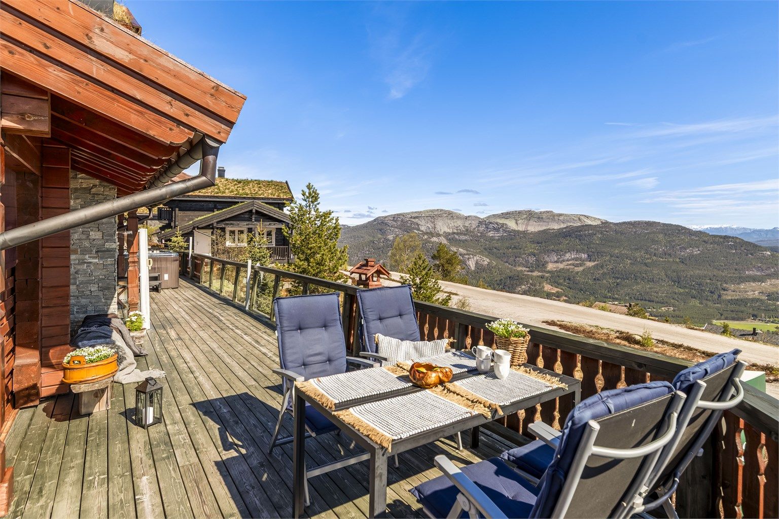 De store terrassearealene gir rikelig med plass for både spisebord og loungegruppe.