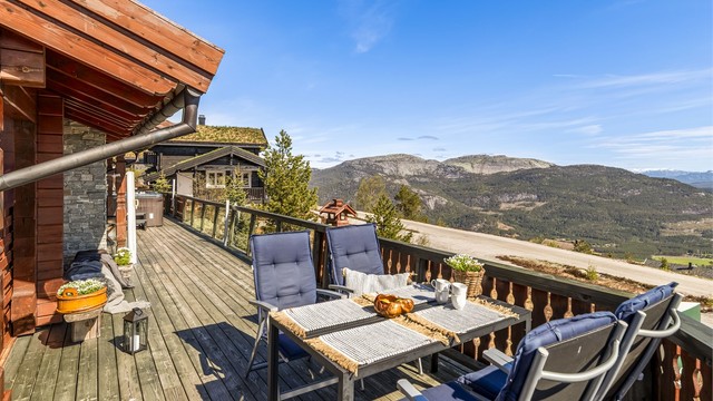 De store terrassearealene gir rikelig med plass for både spisebord og loungegruppe.