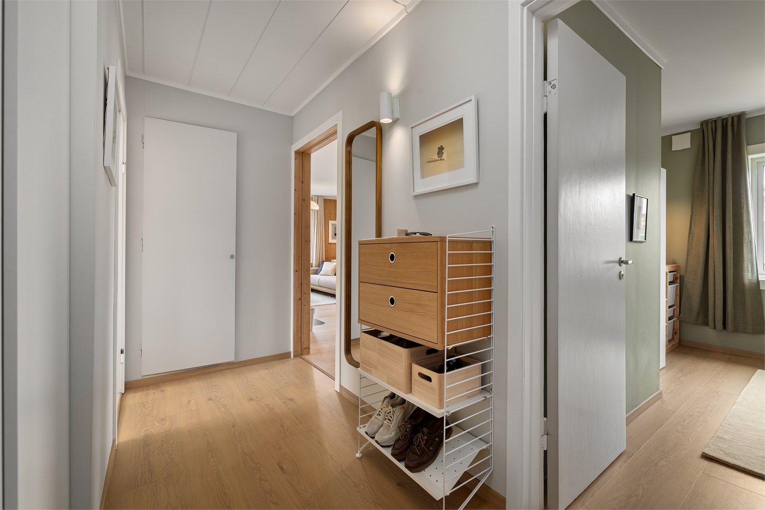 Det første som møter deg er en lys og luftig entré, som gir et godt førsteinntrykk av leiligheten