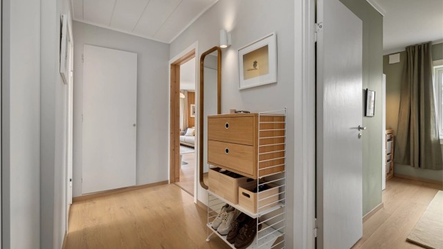 Det første som møter deg er en lys og luftig entré, som gir et godt førsteinntrykk av leiligheten