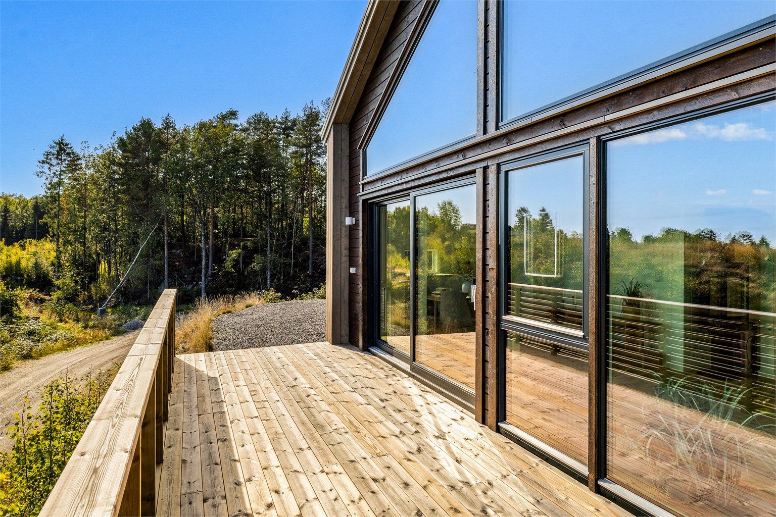 Sydvendt tTerrasse på 17 kvm. med adkomst fra stua.