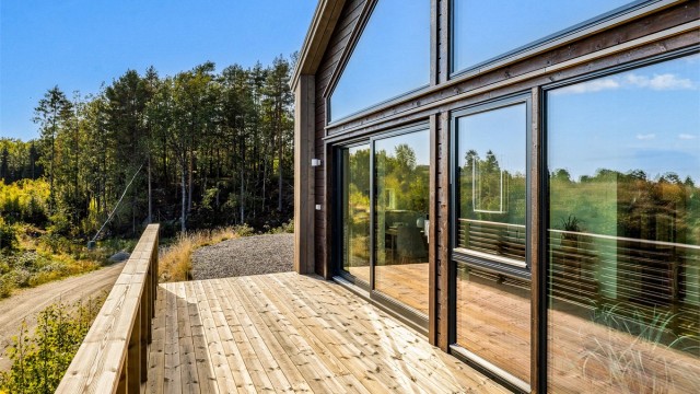 Sydvendt tTerrasse på 17 kvm. med adkomst fra stua.