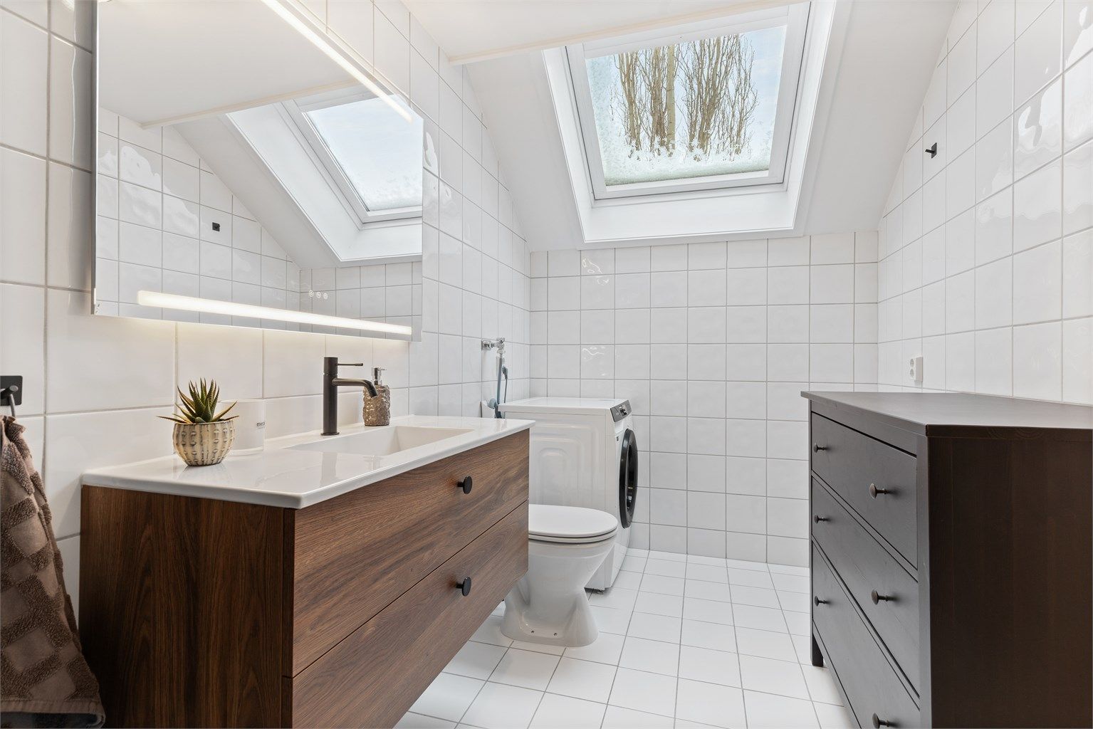 Her er det varme i gulvet for komfort, og takvinduet gir et behagelig, naturlig lys.