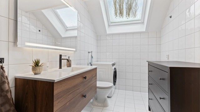 Her er det varme i gulvet for komfort, og takvinduet gir et behagelig, naturlig lys.