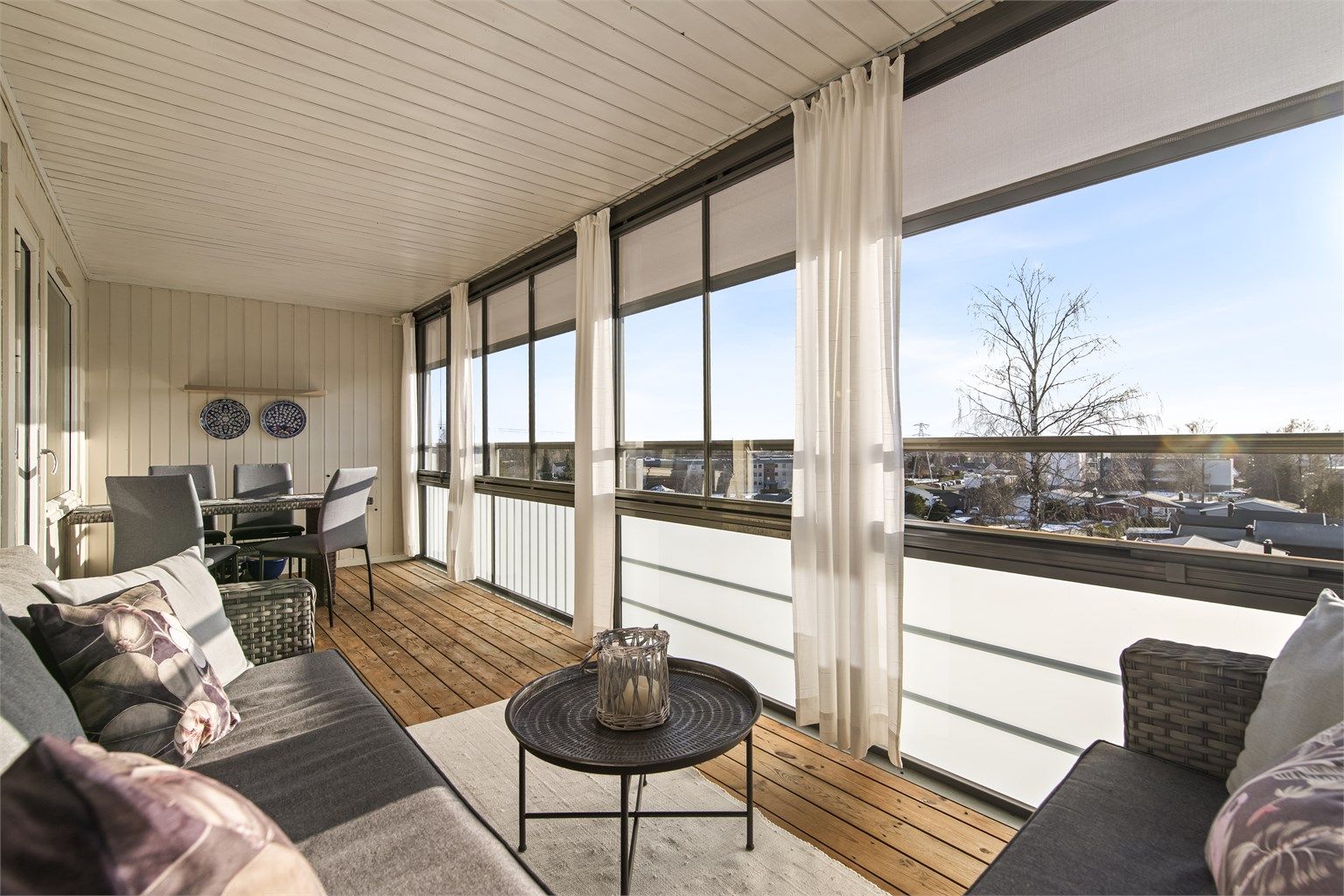 Leilighetens balkong måler cirka 15 kvm og fungerer ypperlig som en forlengelse av stuen store deler av året. Her får du også sen kveldssol samt pent utsyn over området (utvendig screens er montert på balkongen).