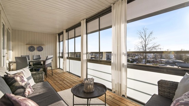 Leilighetens balkong måler cirka 15 kvm og fungerer ypperlig som en forlengelse av stuen store deler av året. Her får du også sen kveldssol samt pent utsyn over området (utvendig screens er montert på balkongen).