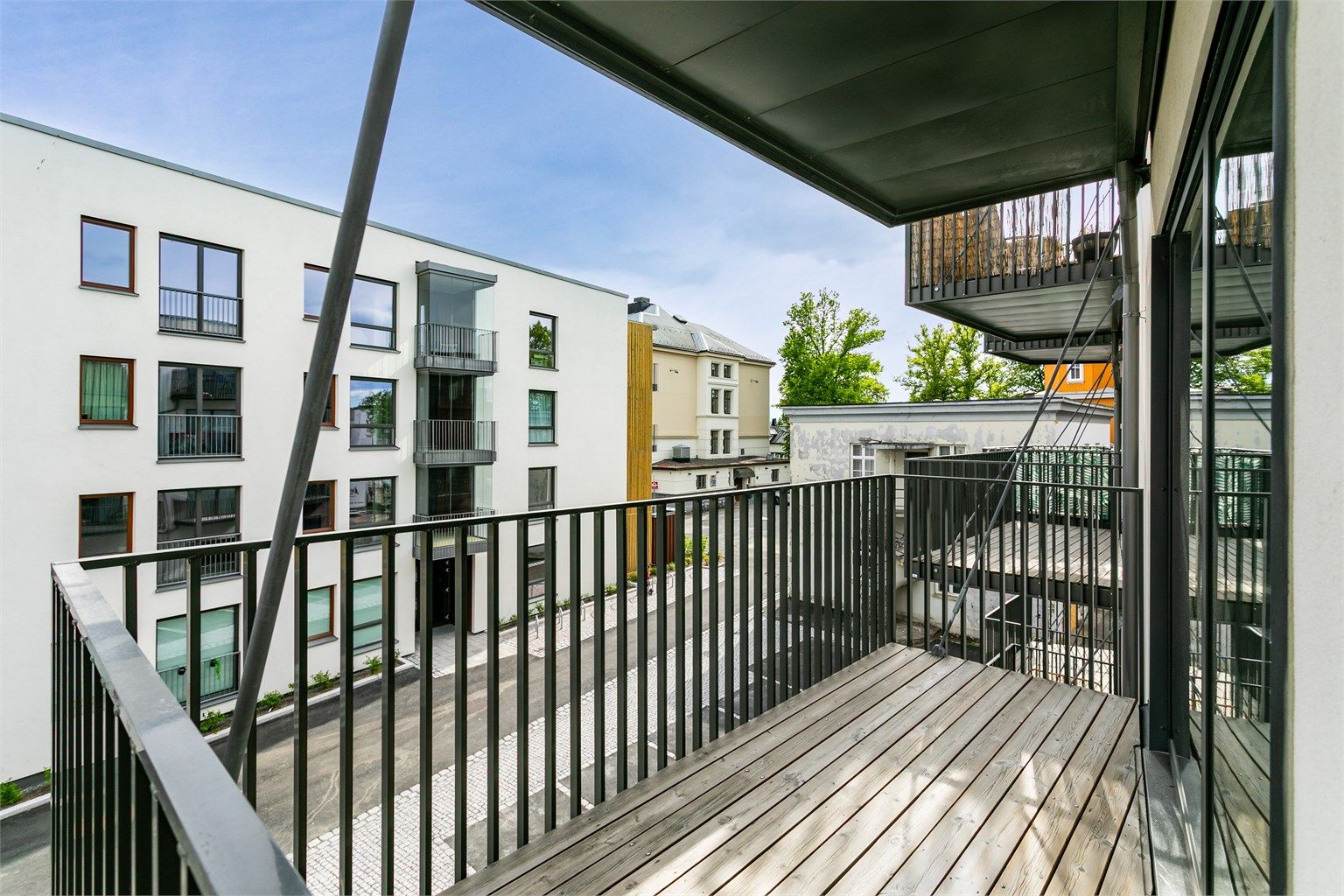 Med en café-gruppe, planter og blomster kan du enkelt sette ditt eget preg på balkongen som er henvendt mot solens gang gjennom.