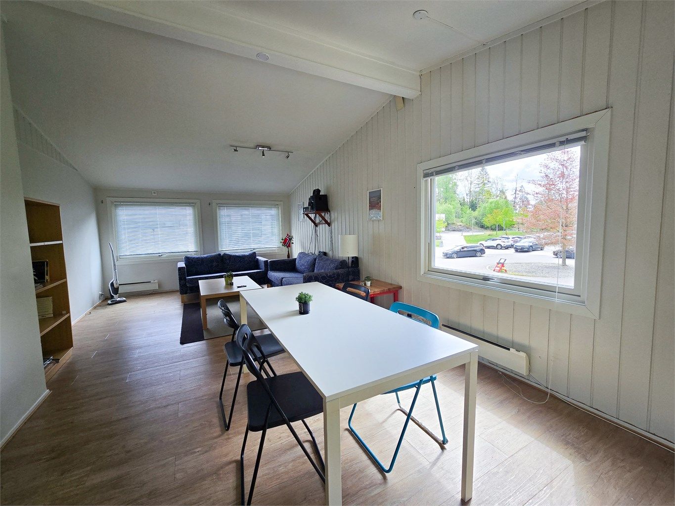 Lys og romslig stue med god plass