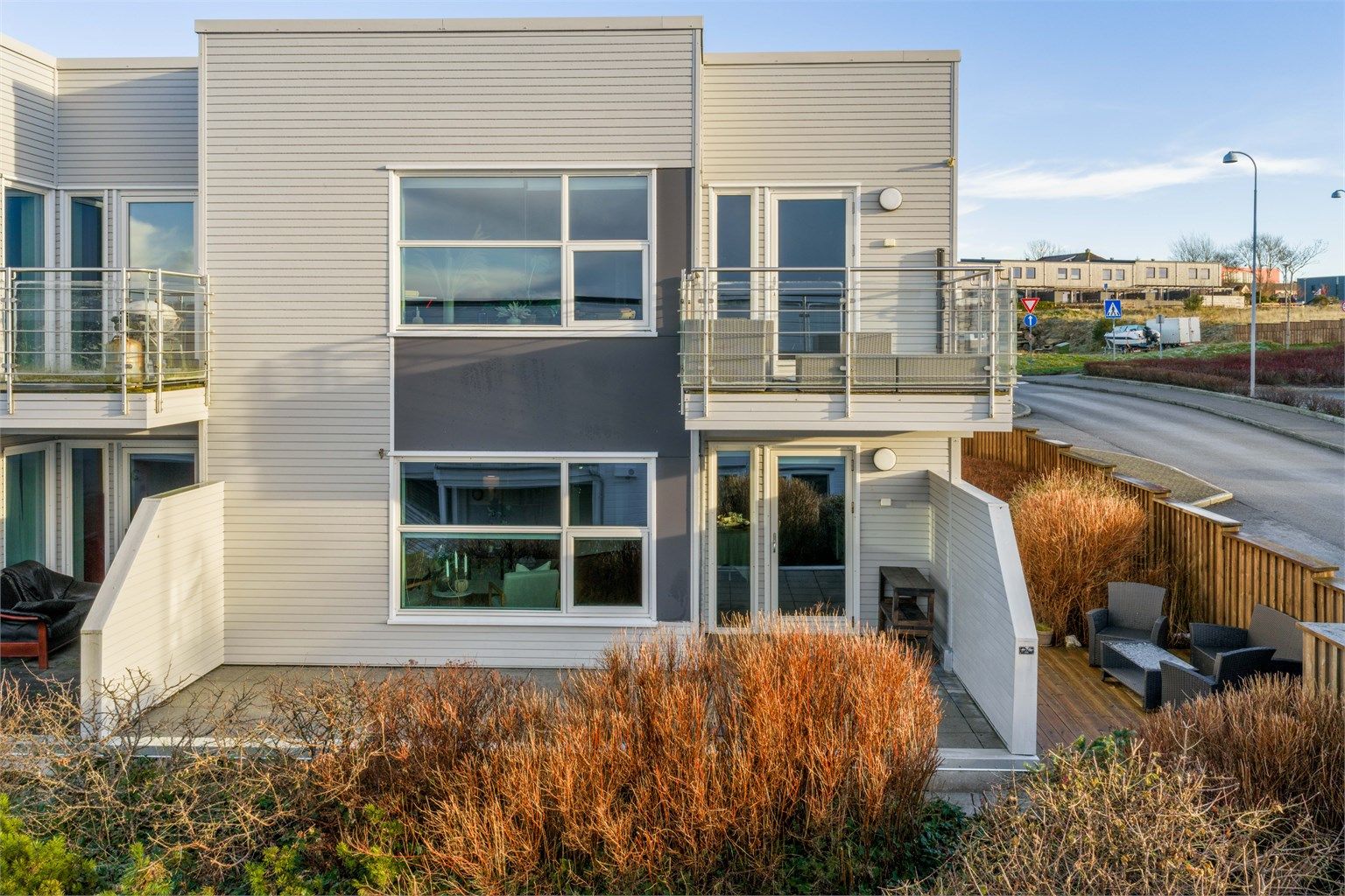 Uteplass er av god størrelse, steinbelagt og delvis overbygget av balkongen over. En herlig solplatting med gode solforhold.