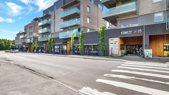 Eiksmarka senter ligger like i nærheten med dagligvare, apotek, helsestasjon, frisør, nille, normal, dominos pizza, sabi suhsi og italiensk restuarant La pinsa