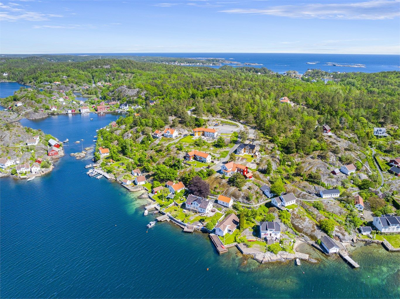 Et levende kystsamfunn med en blanding av fastboende og fritidsbebyggelse. Tomten som selges er til helårsbolig.