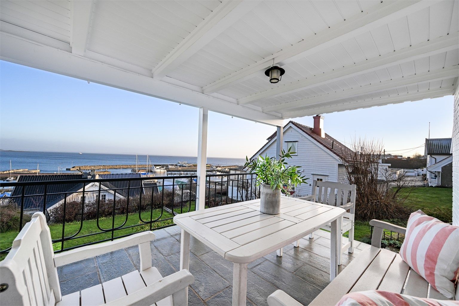 Eiendommen ligger på nedsiden av Edvard Munchs gate, med en fantastisk utsikt over Oslofjorden