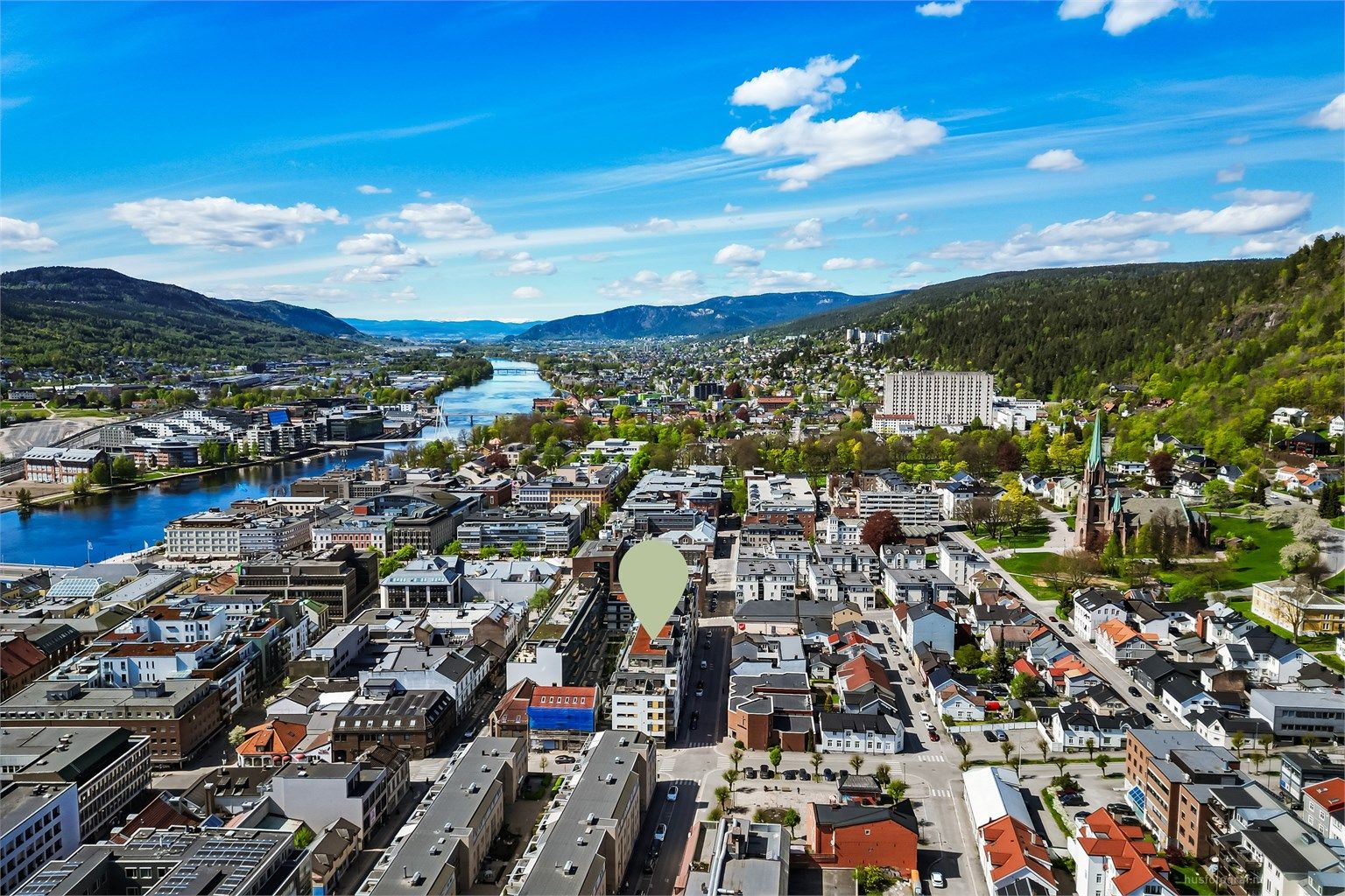Beliggenheten er ideell for pendlere, med kort vei til togstasjonen som har hyppige avganger mot Oslo.