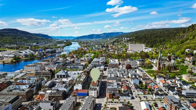 Beliggenheten er ideell for pendlere, med kort vei til togstasjonen som har hyppige avganger mot Oslo.