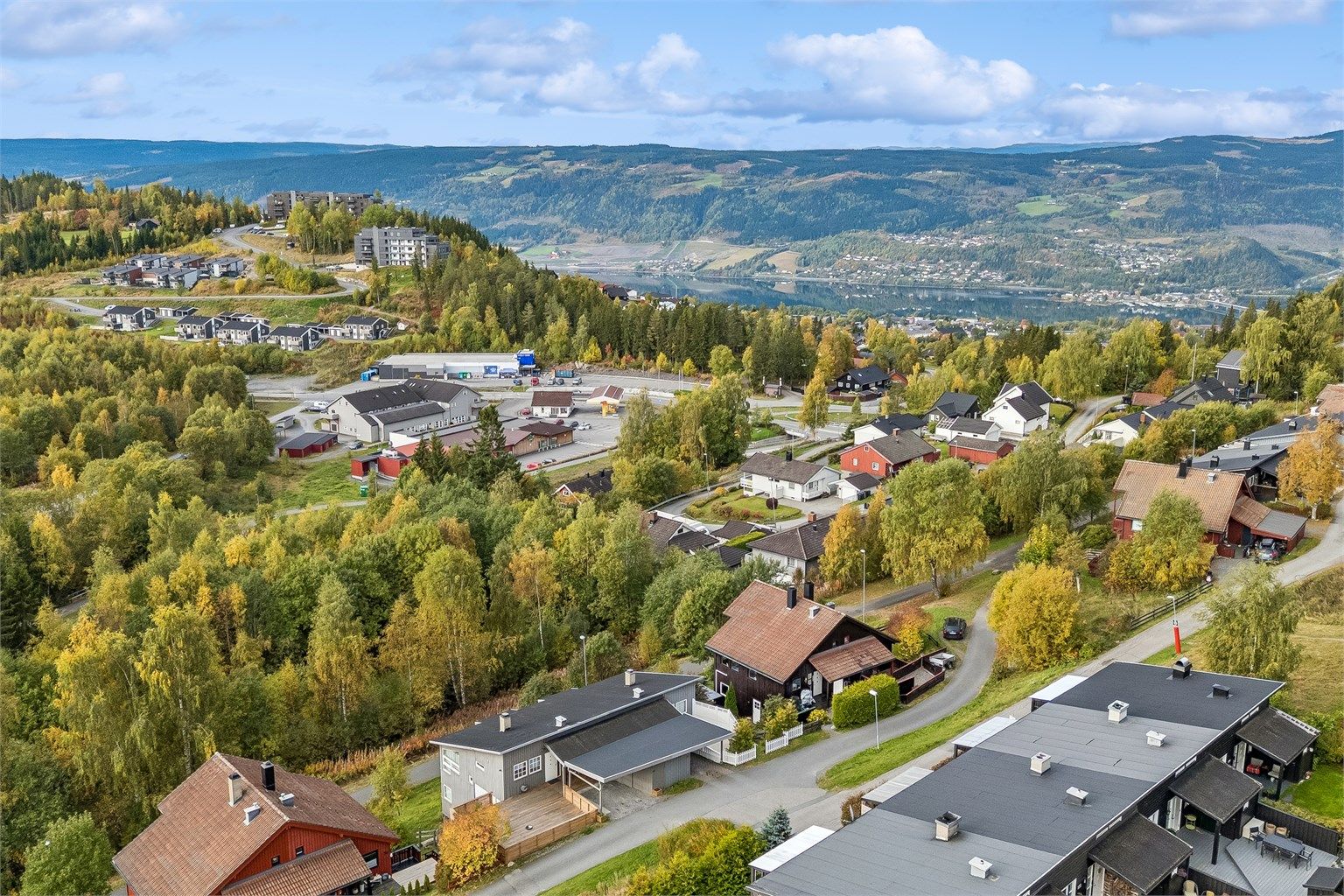 Rolig og familievennlig beliggenhet med kort vei til dagligvare, apotek, skole og buss, samt flotte tur- og skimuligheter.