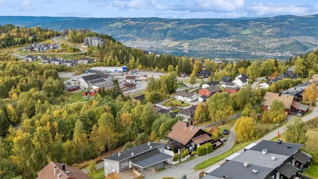 Rolig og familievennlig beliggenhet med kort vei til dagligvare, apotek, skole og buss, samt flotte tur- og skimuligheter.