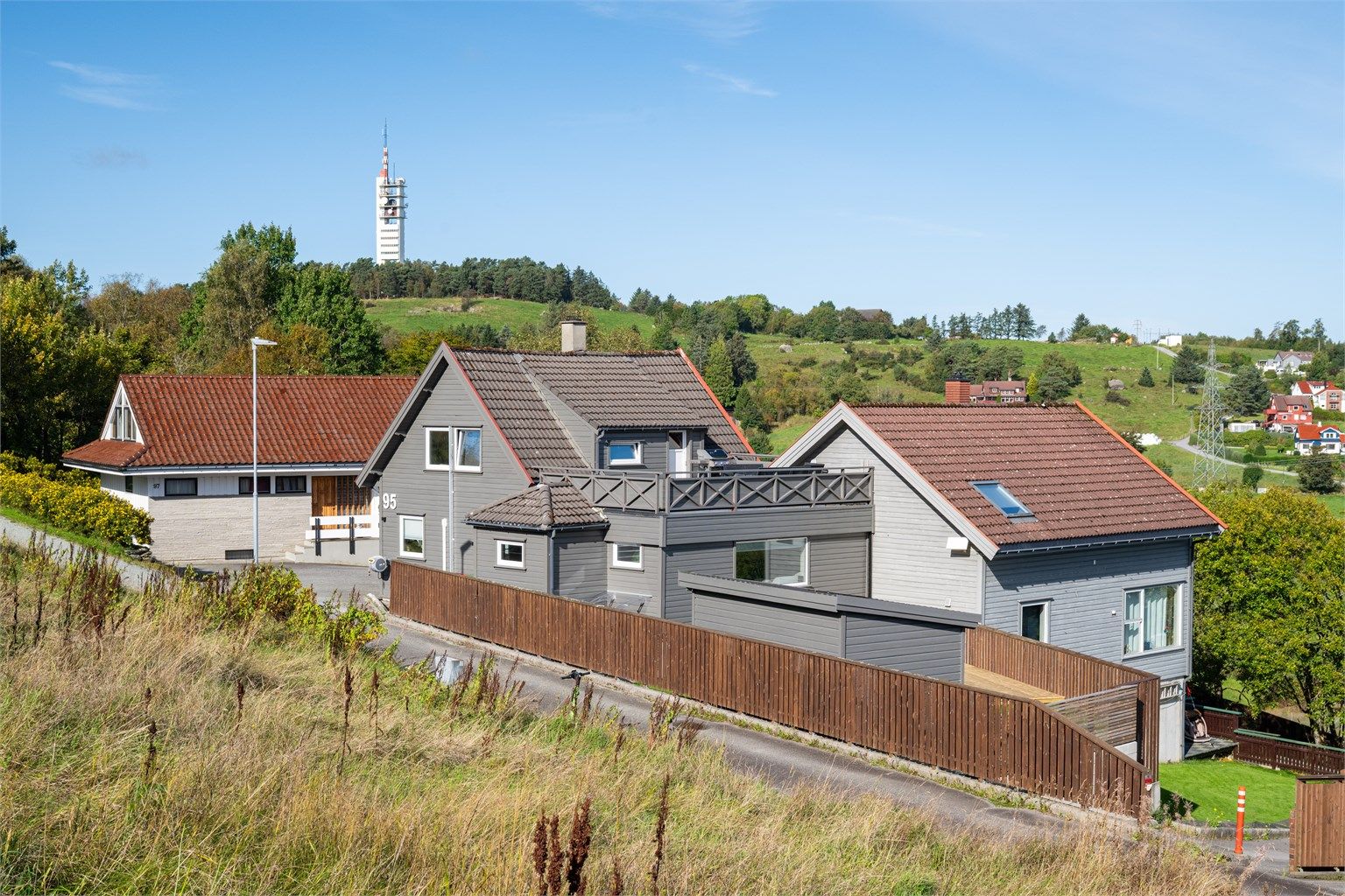 Inngjerdet hage og stor takterrasse. 