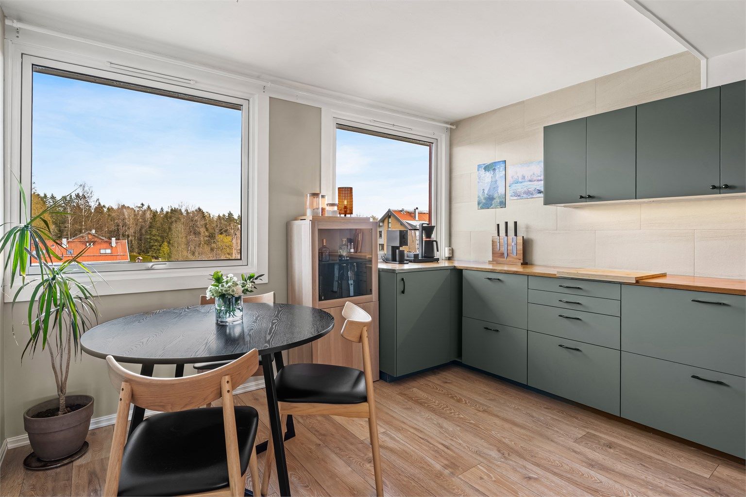 Moderne kjøkken(IKEA) fra 2020 - Store vindusflater med flott utsynet mot grønne omgivelser.