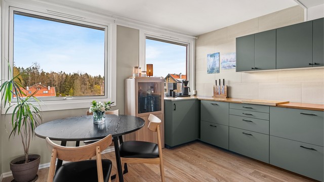 Moderne kjøkken(IKEA) fra 2020 - Store vindusflater med flott utsynet mot grønne omgivelser.