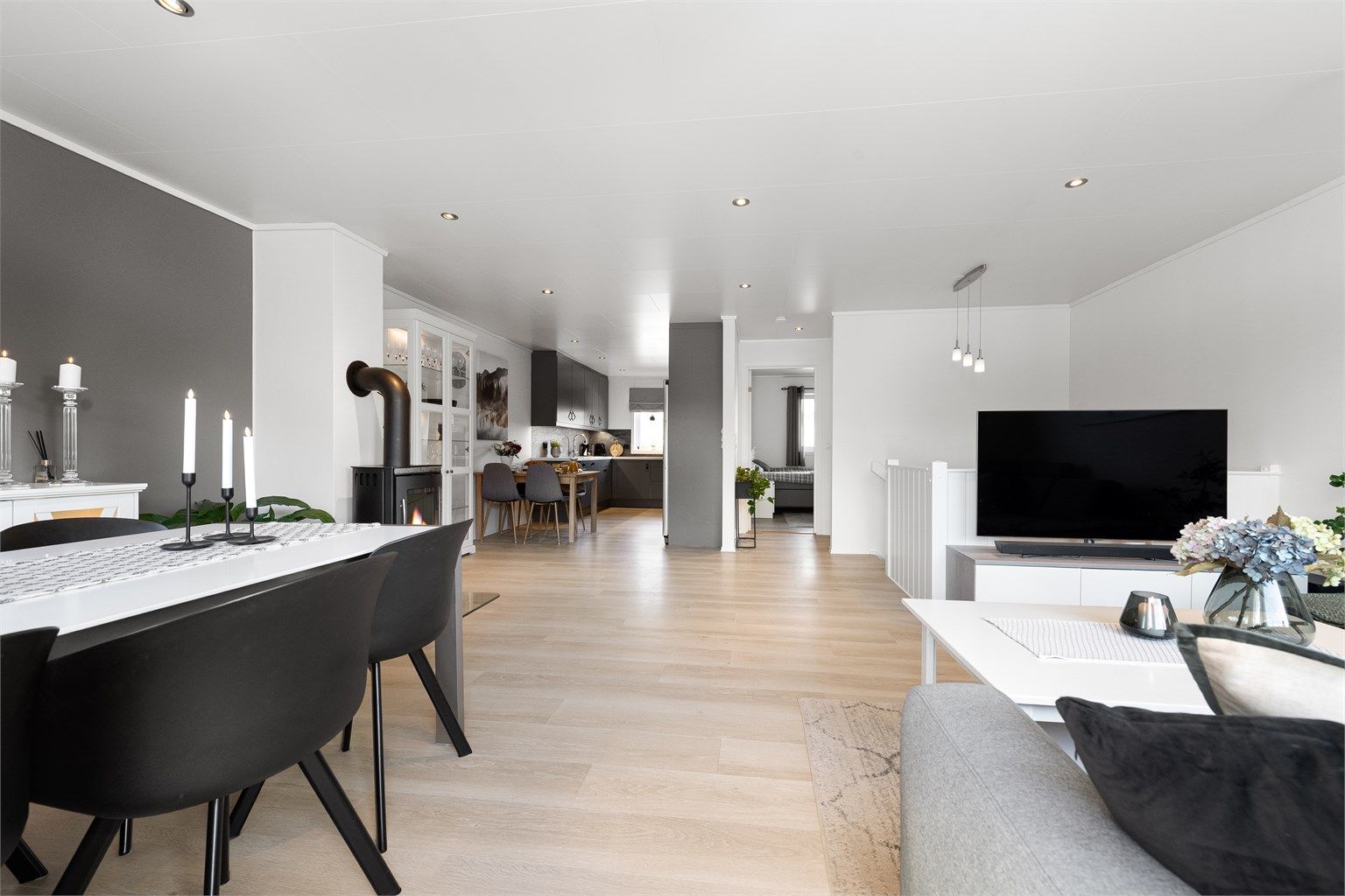 Etasjen er designet for samvær, med en gjennomtenkt planløsning som binder sammen de ulike sonene på en naturlig måte.