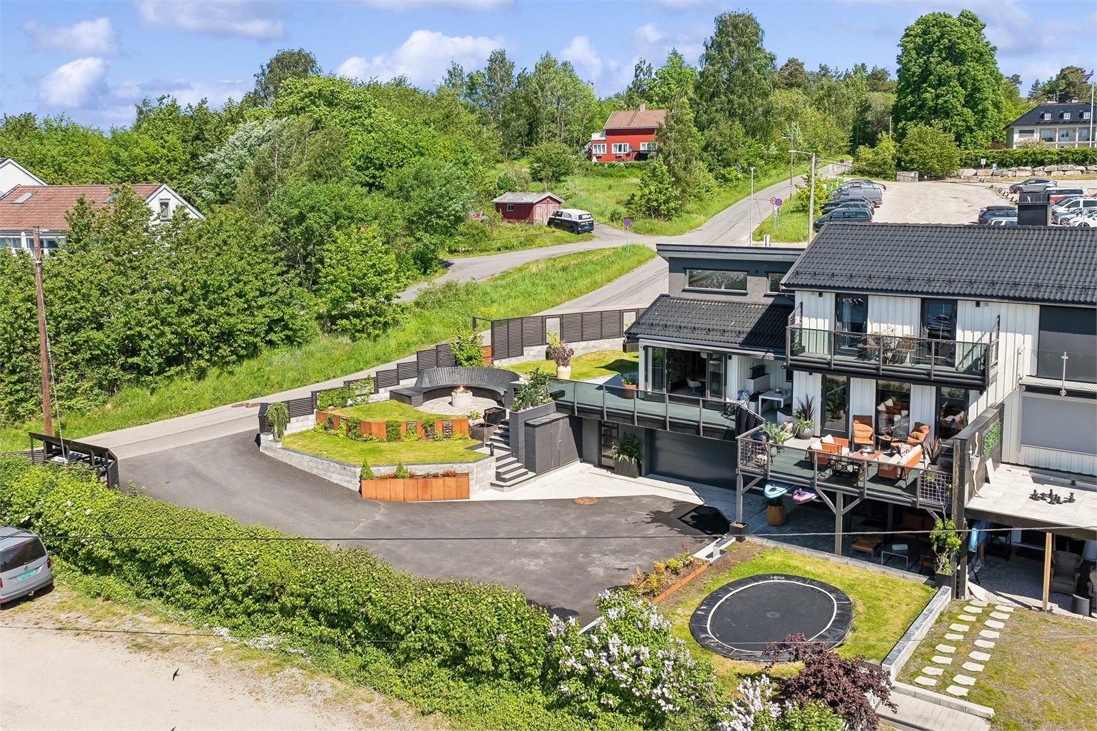 Boligen byr på flotte uteområder med flere terrasser, bålplass og gode soner for både lek og samvær i et skjermet og pent opparbeidet miljø.