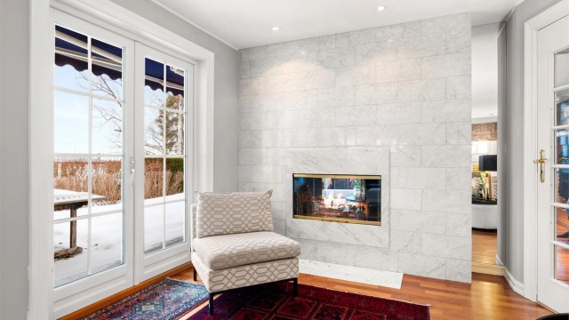 Gjennomgående peis mellom stue og kjøkken med glassdører, for ekstra hygge og varme