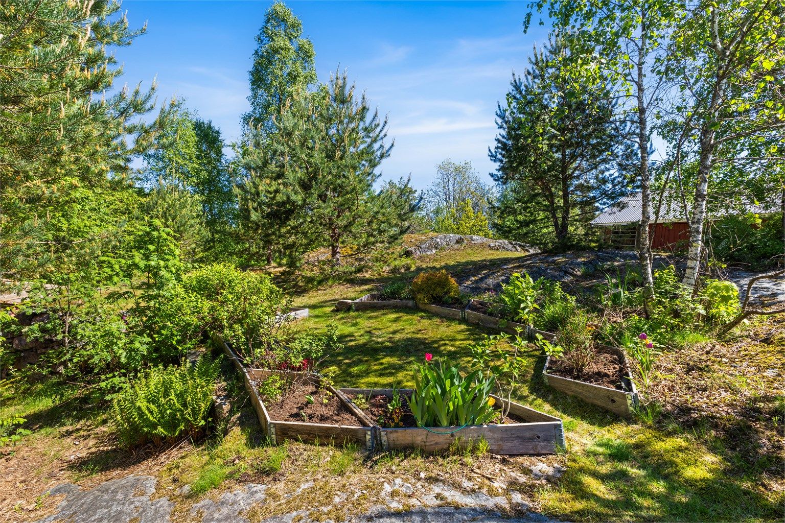Opparbeidet hage med pallekarmer, perfekt for den med grønne fingre.